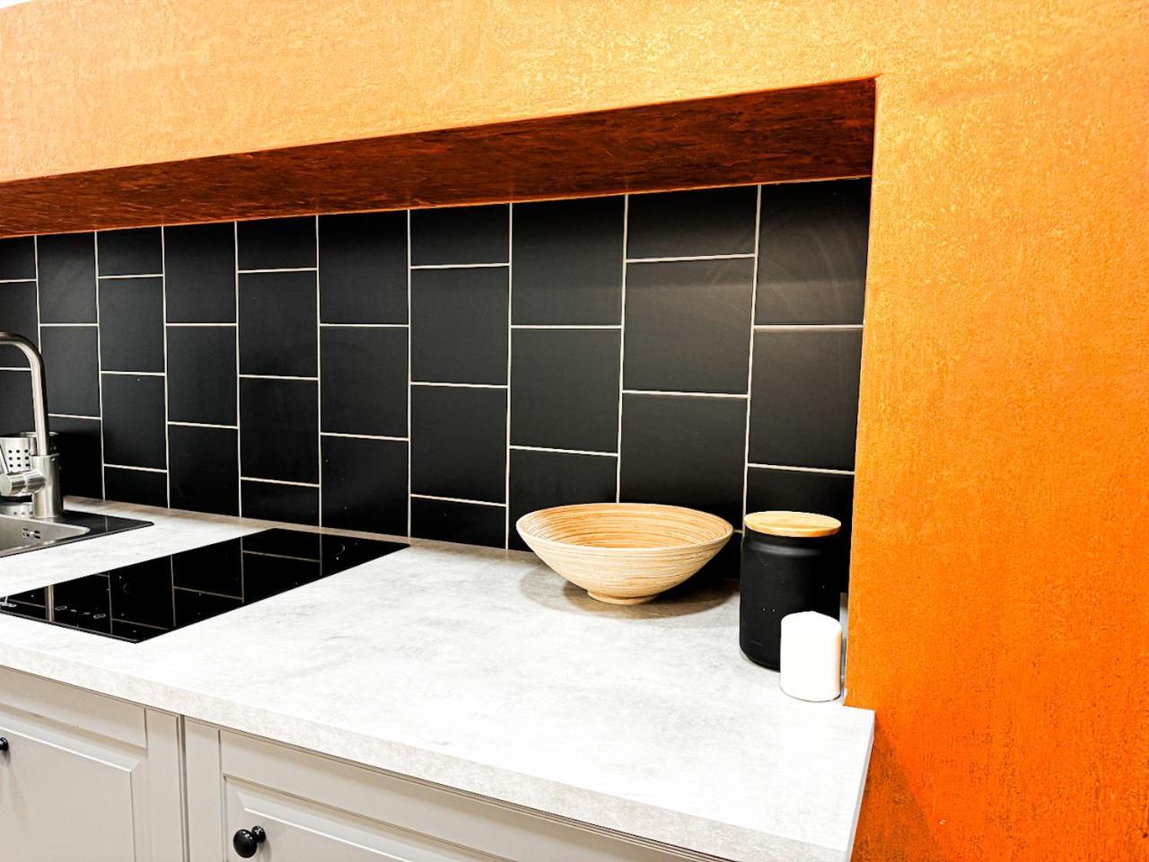 1min Walk To Market Square, Beautiful Views! Stylish 1br Kitchen *
