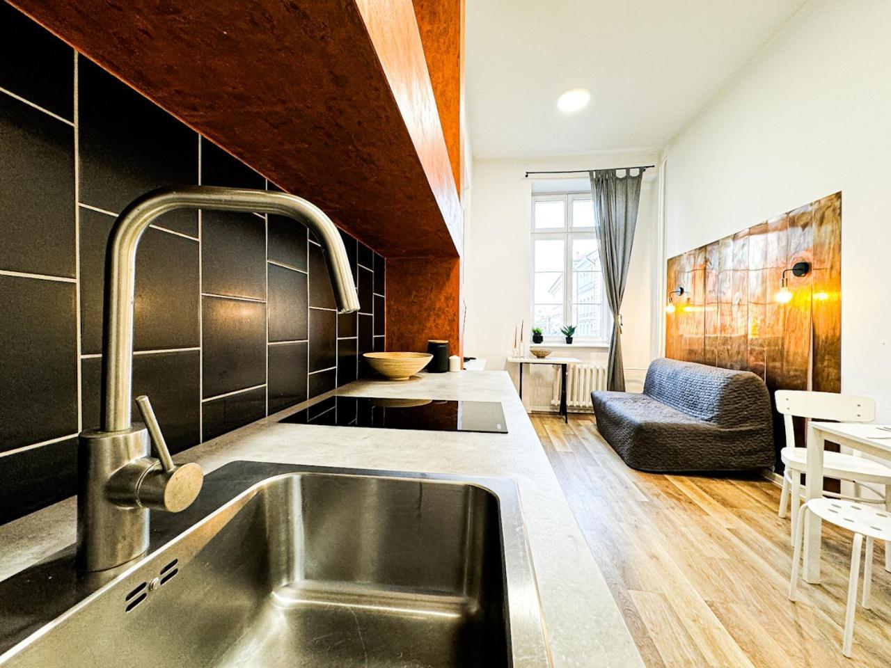 1min Walk To Market Square, Beautiful Views! Stylish 1br Kitchen